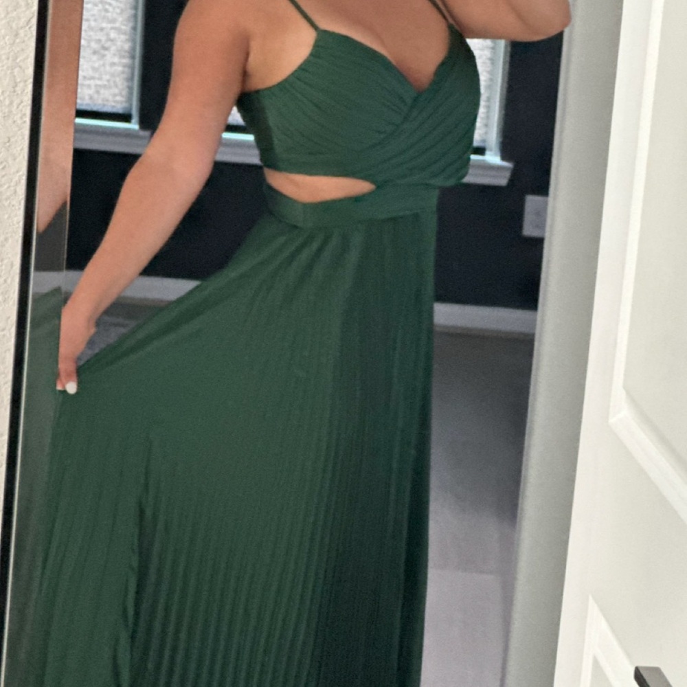 Lulu's Emerald Pleated dress